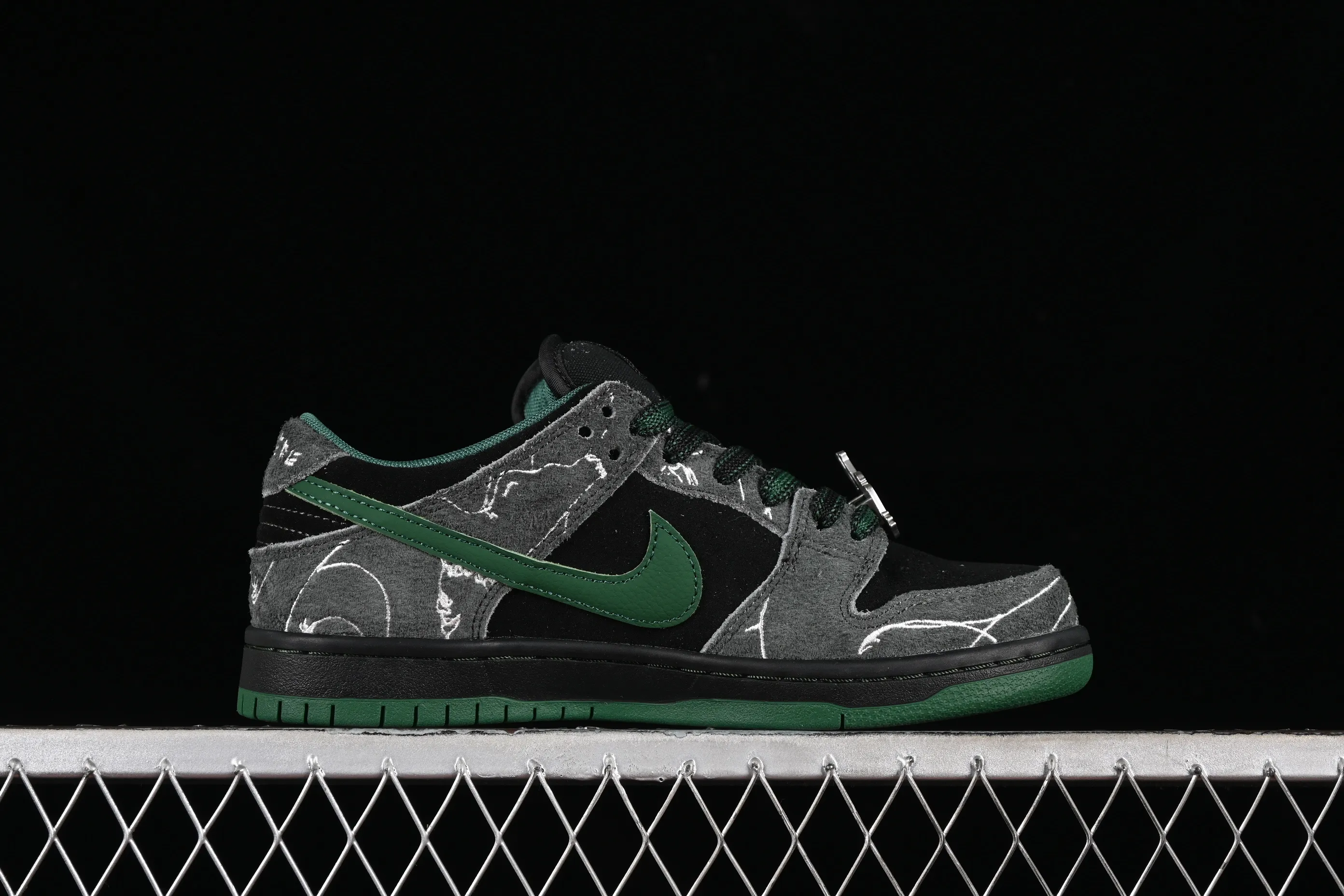 All Categories Nk SB Dunk Series Nk SB Dunk Low Low-top Sneakers C Version There Skateboards x Nk SB Dunk Low Graffiti Art Style Joint Model SB Low-top Casual Sneakers HF7743-001